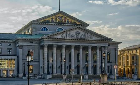 Bayerische Staatsoper führt Befragung zu Corona-Regeln durch und 3G+ Regelung ein