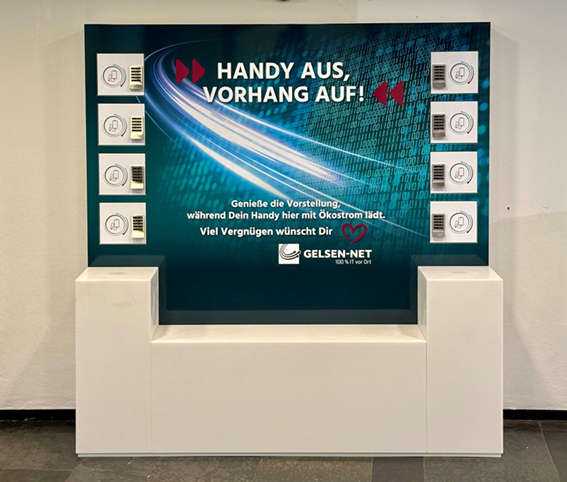 MiR versorgt Besucher-Handys mit Strom